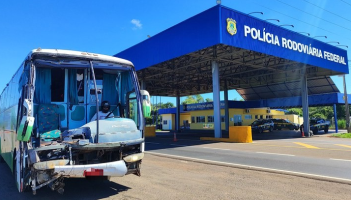 Ônibus sem para-brisa e motorista de capacete — Foto: PRF MS