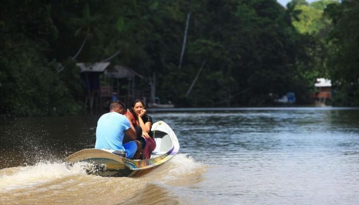 Charles, ex-derrubador, vira símbolo de turismo sustentável na Ilha do Combu
