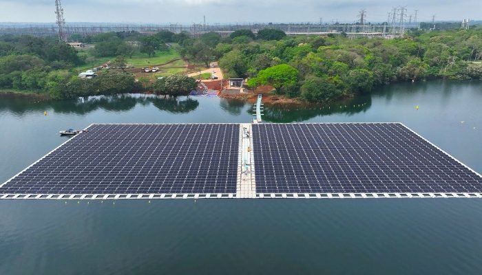 Itaipu conclui instalação de "ilha solar" para gerar energia limpa