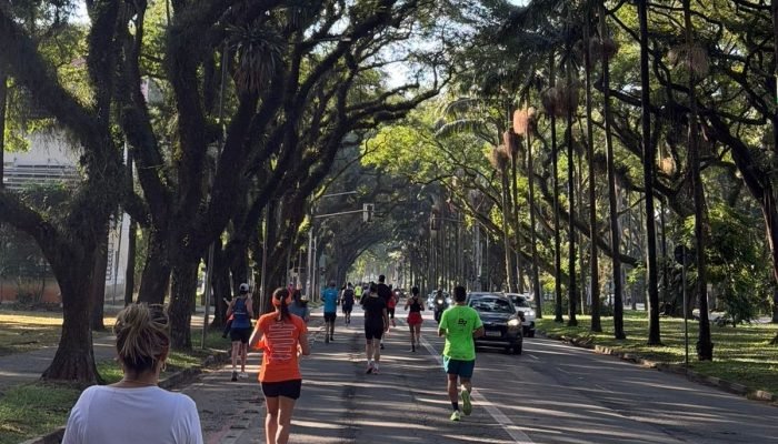 Foto: 1 de 1 Imagem mostra corredores no sábado pela manhã na USP - Metrópoles -