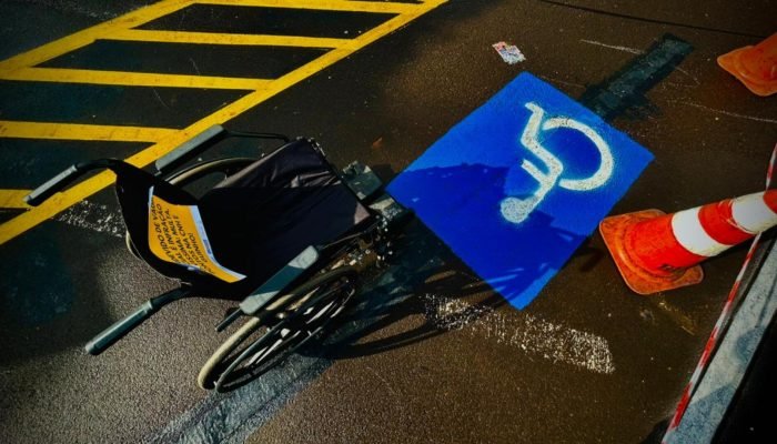 Campanha busca conscientizar o uso irregular de vagas para idosos e PCDs — Foto: