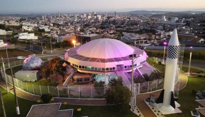 Memorial dedicado ao ET na cidade de Varginha (MG) — Foto: Memorial dedicado ao
