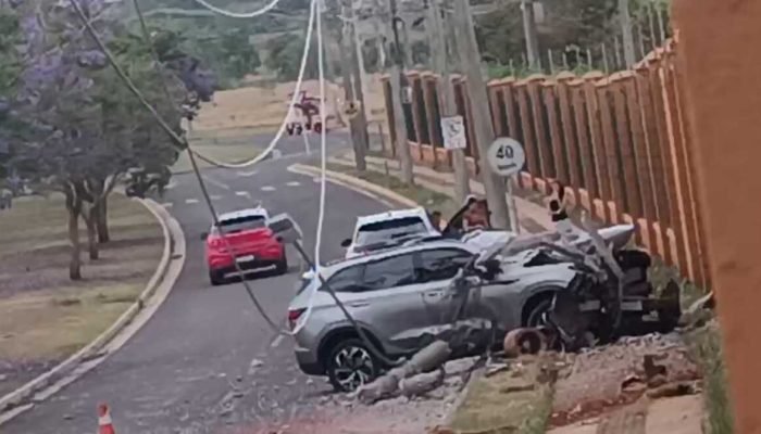 Poste de iluminação é destruído após batida de carro em Campo Grande