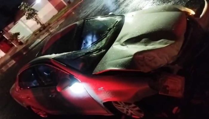 Motorista derruba poste no Jardim Imá e foge após acidente em Campo Grande
