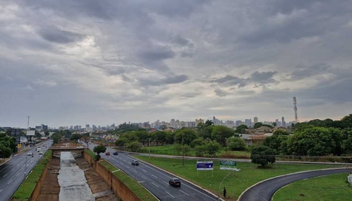 Frente fria traz chuva e ventos fortes em Mato Grosso do Sul nesta segunda-feira