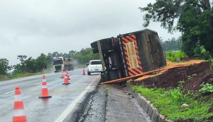 Carreta tomba e despeja quase 17 toneladas de soja na BR-163, em Campo Grande / Itamar Buzzatta