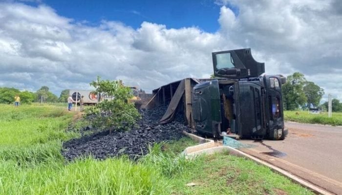 Carreta carregada com carvão tomba em trevo na BR-262