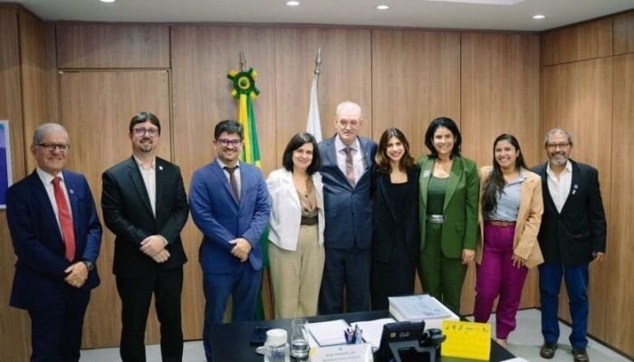 Deputado Geraldo Resende, ladeado pela ministra da Saúde Nísia Trindade e técnicos da pasta, em reunião realizada em dezembro do ano passado - Crédito: Divulgação