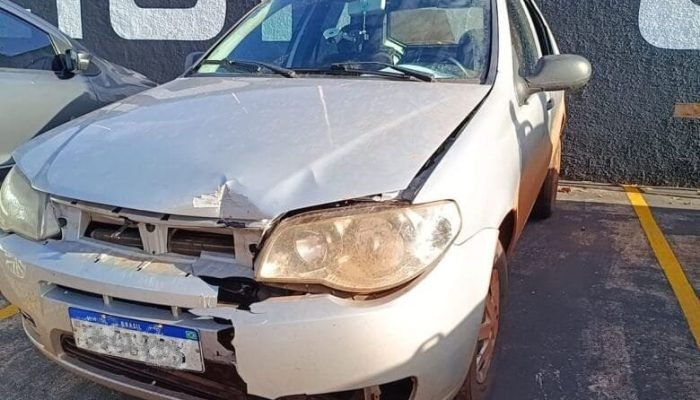 No carro havia 70 pacotes de cigarro contrabandeado e 232 tabletes de maconha - Crédito: Osvaldo Duarte/Dourados News