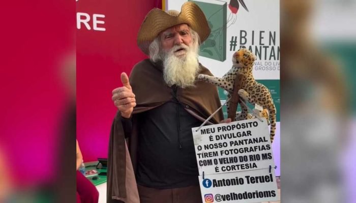 Antônio Teruel, o Velho do Rio, divulga poemas na Bienal do Pantanal