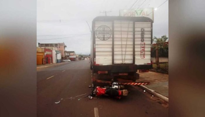 Em Anastácio, motociclista fica gravemente ferido ao colidir em caminhão