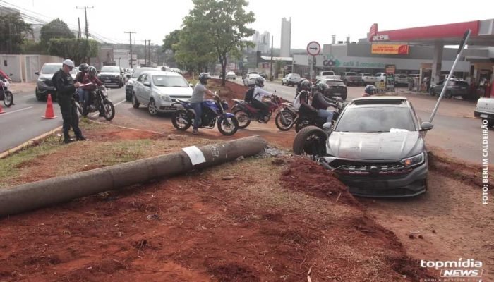 Em Campo Grande, jovem bate em poste na Avenida Mato Grosso ao testar carro