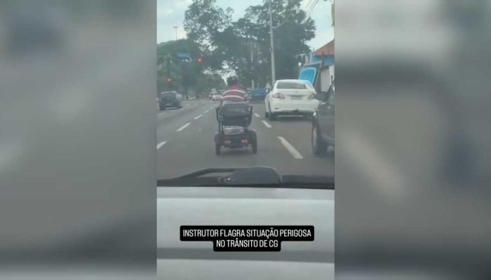Cadeirante em triciclo elétrico avança sinal vermelho e gera alerta em Campo Grande