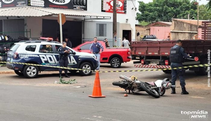 Motociclista embriagado colide com viatura da PM na madrugada em Dourados