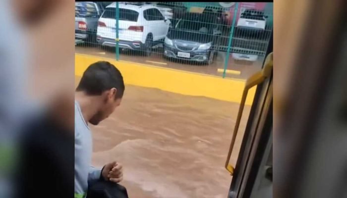 Trabalhador enfrenta enxurrada em avenida de Campo Grande após temporal