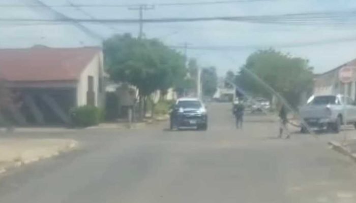 Batida entre viatura da PM e caminhonete Hilux é registrada em Campo Grande