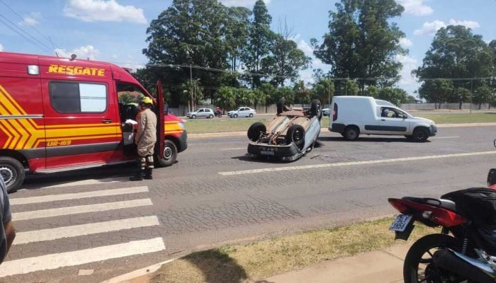 Uno avança sinal, colide com Kombi e tomba na Duque de Caxias, em Campo Grande