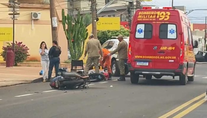 Motociclista recebe atendimento após queda na Vila Glória, em Campo Grande