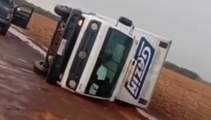 Caminhão tomba com ventos fortes em Maracaju, MS