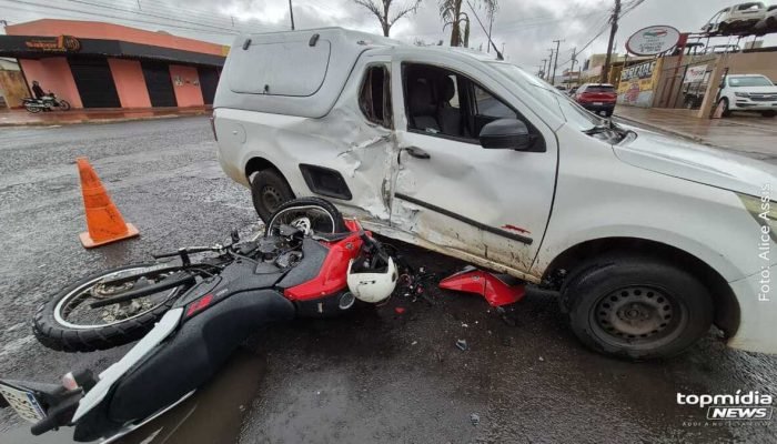 Em Campo Grande, colisão entre carro e moto deixa feridos na Vila Ipiranga
