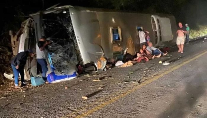 Ônibus tomba em Pernambuco: 15 mortos na BR-423