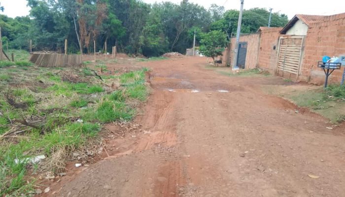 Carro fica preso em buraco na Eremita Ajub Castilho, em Campo Grande
