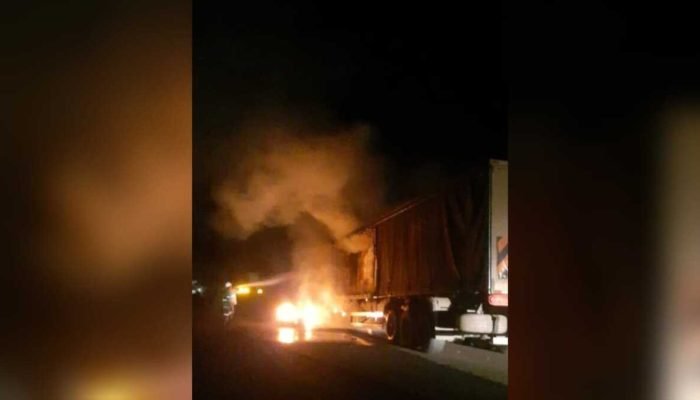 Carreta com celulose é destruída por incêndio na BR-262