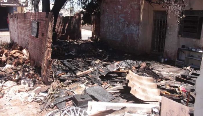 Incêndio atinge entulhos em frente a imóvel no Estrela do Sul, Campo Grande