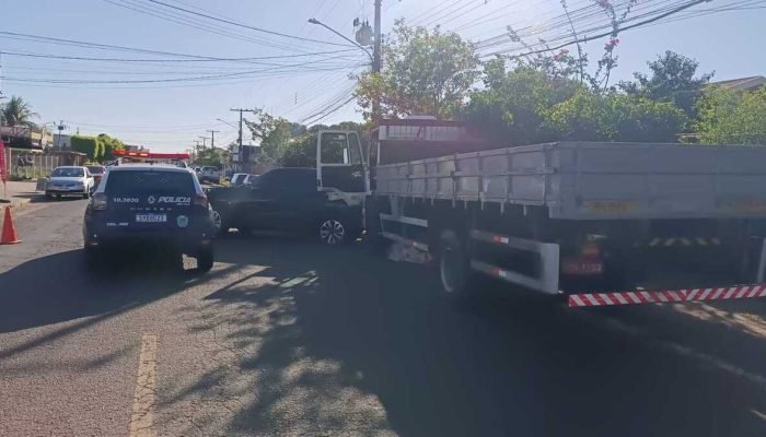 Motorista morre em acidente entre carro e caminhão no Universitário