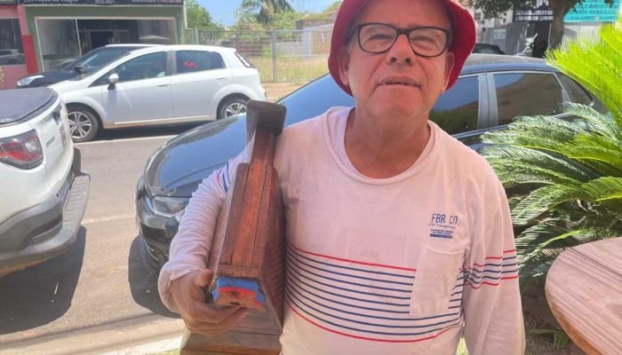 Ofício de Engraxate Resiste em Três Lagoas pelas Mãos de Valmir Martins