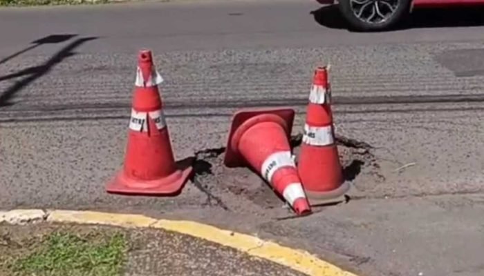 Moradores 'comemoram' aniversário de buraco em Campo Grande