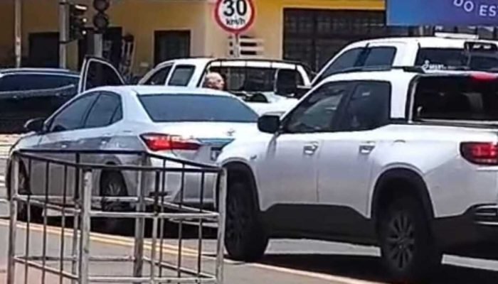 Briga de trânsito termina com gritaria, facão e batida proposital em Campo Grande