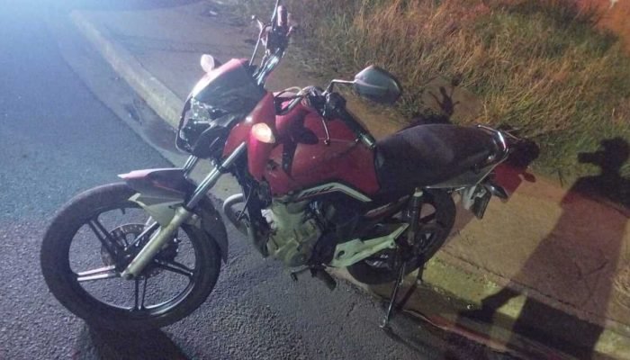 Carro avança preferencial e fere motoentregador em Campo Grande Carro avança preferencial e fere motoentregador em Campo Grande