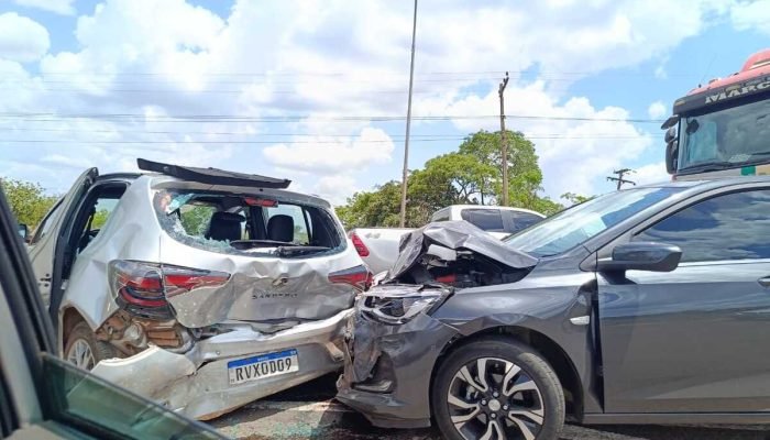 Batida entre caminhão e carros interdita trecho próximo ao Autódromo de Campo Grande