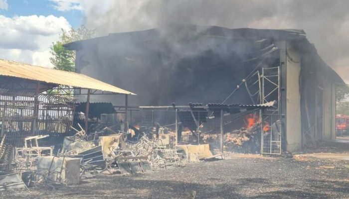 Incêndio de grandes proporções atinge prédio da UFGD Incêndio de grandes proporções atinge prédio da UFGD