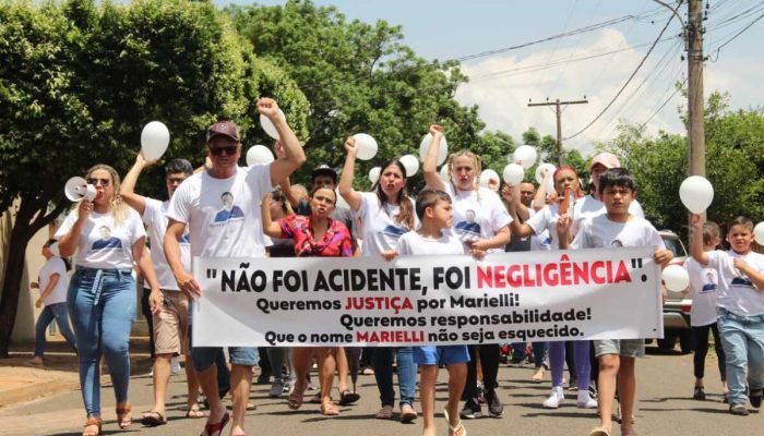 Protesto pede justiça por morte de professora: ‘Não foi acidente, foi negligência’ Protesto pede justiça por morte de professora: 'Não foi acidente, foi negligência'