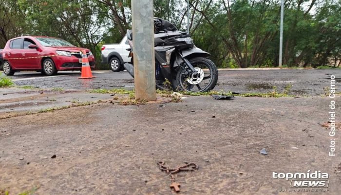 Jovem morre ao perder controle de motocicleta e bater em poste no Aero Rancho