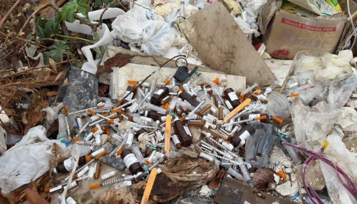 Lixo hospitalar é encontrado nas ruas do bairro Oiti; clínica alega erro na coleta