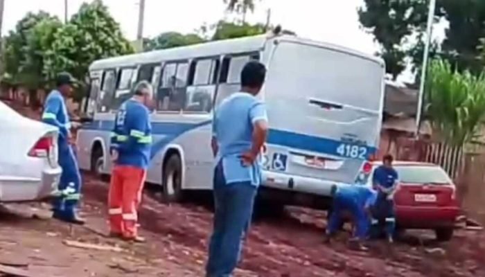 Rua sem asfalto vira lamaceiro após chuva e atola ônibus em Campo Grande