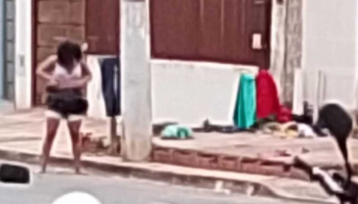 Mãe em situação de vulnerabilidade acampa na rua e preocupa vizinhos em Campo Grande