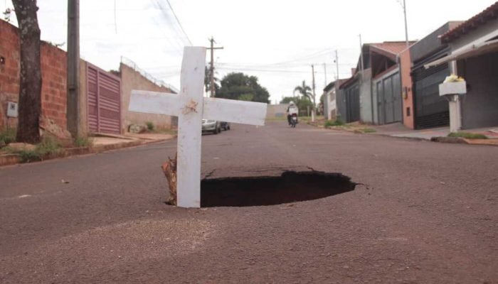 Buraco no Centenário completa 'mêsversário' e ganha cruz para evitar acidente