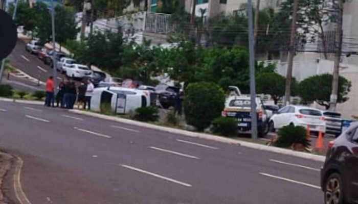 Batida entre carros deixa Kwid capotado em uma das entradas do shopping Campo Grande