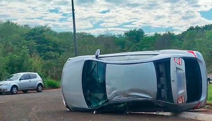 Carro capota na Avenida Ernesto Geisel em Campo Grande