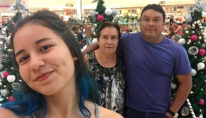 Família mantém tradição e visita túmulo de parente após perda para a Covid-19