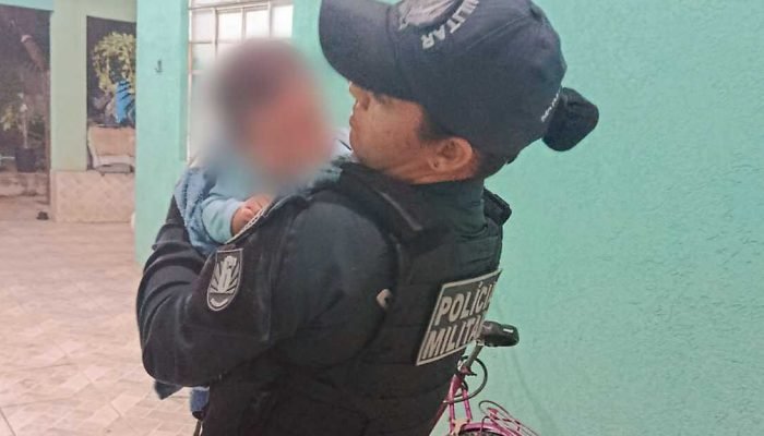 Policiais Militares Salvam Bebê de 1 Mês que Engasgou em Corumbá Policiais Militares Salvam Bebê de 1 Mês que Engasgou em Corumbá