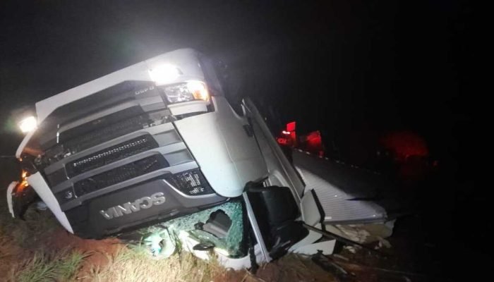 Motorista morre e passageira fica ferida em capotamento de caminhão em MS