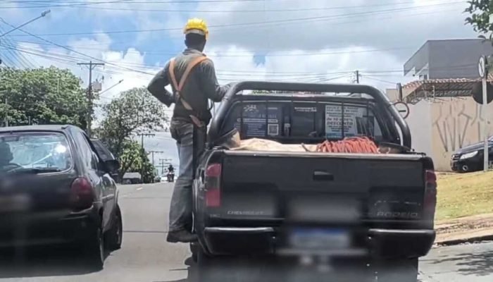 Flagrante inusitado: Homem é visto pendurado em caminhonete em Campo Grande