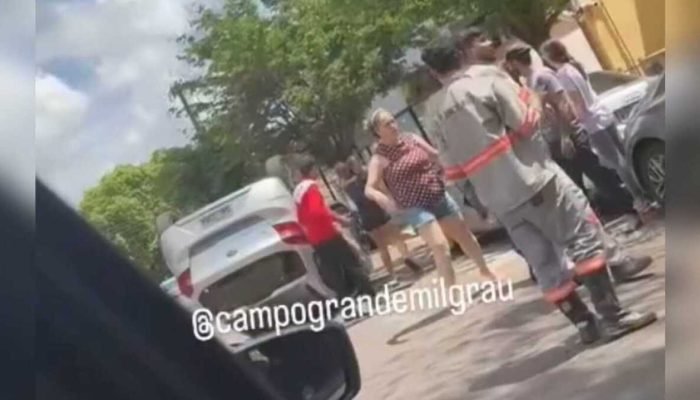 Carro capota e atinge mais três veículos estacionados no São Francisco