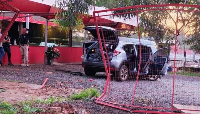 Fuga policial termina em acidente em churrascaria de Campo Grande