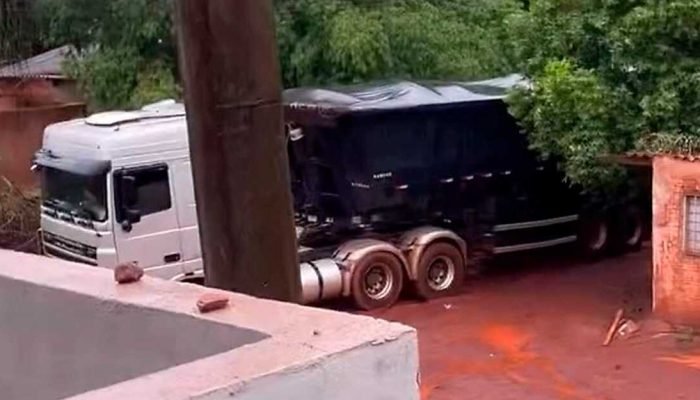 Bitrem atolada na Vila Romana — Foto: PREF. MARACAJU - DEZEMBRO 2